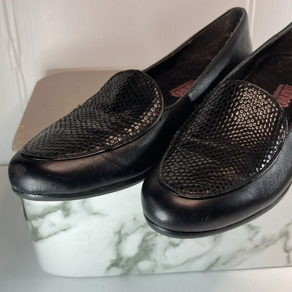 Munro American size 8 Ss . M206288 soft black supple leather. Box‎ 7